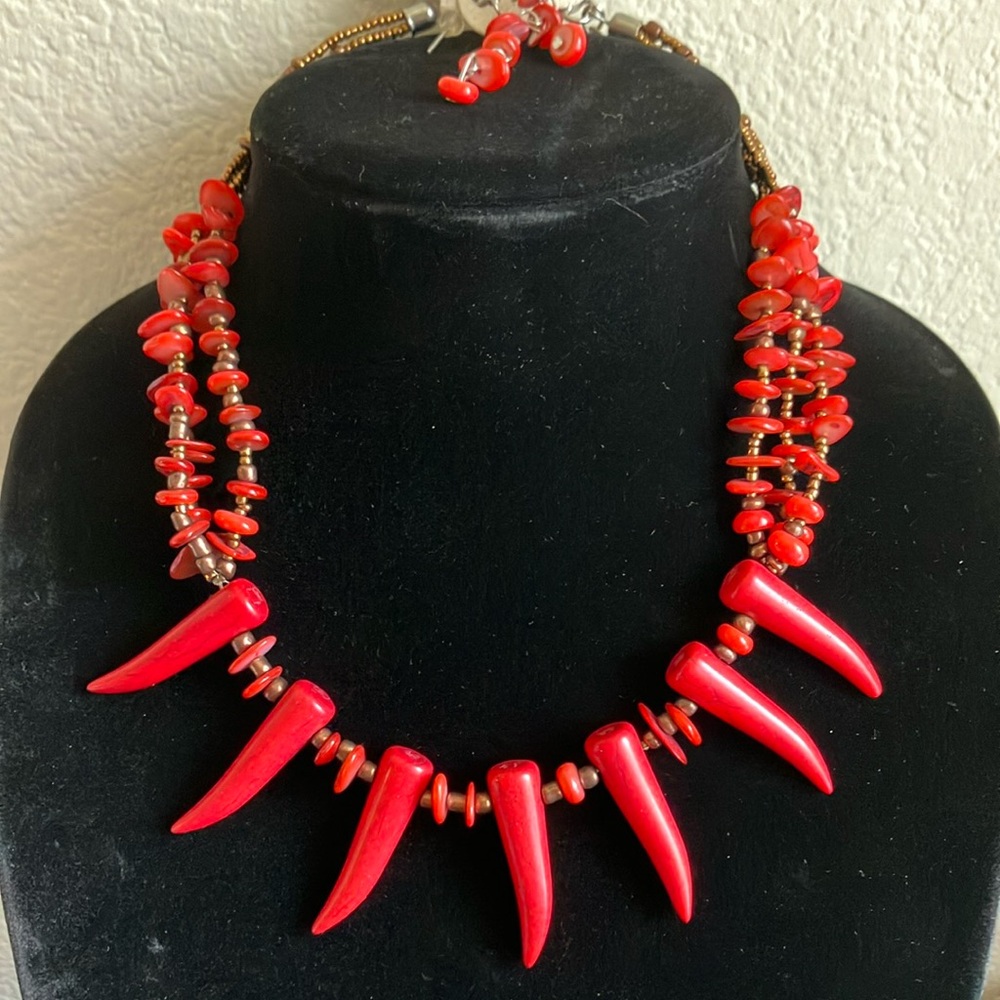 Cg‎ Vintage Vibrant Red Coral Triple Strand Beaded Necklace and Earrings Set